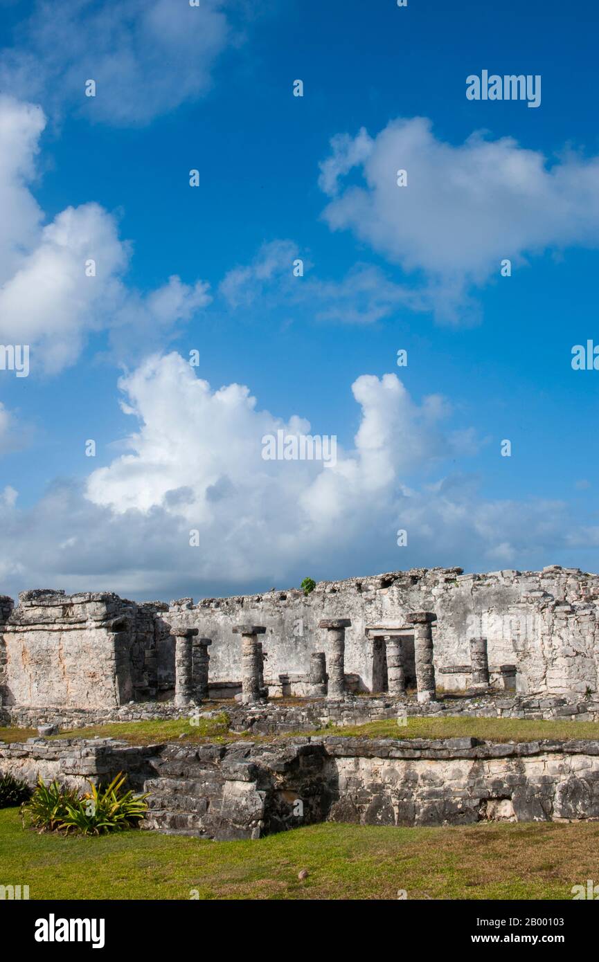 Vista della Casa delle colonne a Tulum, che è il sito di una città fortificata Maya pre-colombiana lungo la costa orientale della penisola di Yucatán sul Foto Stock