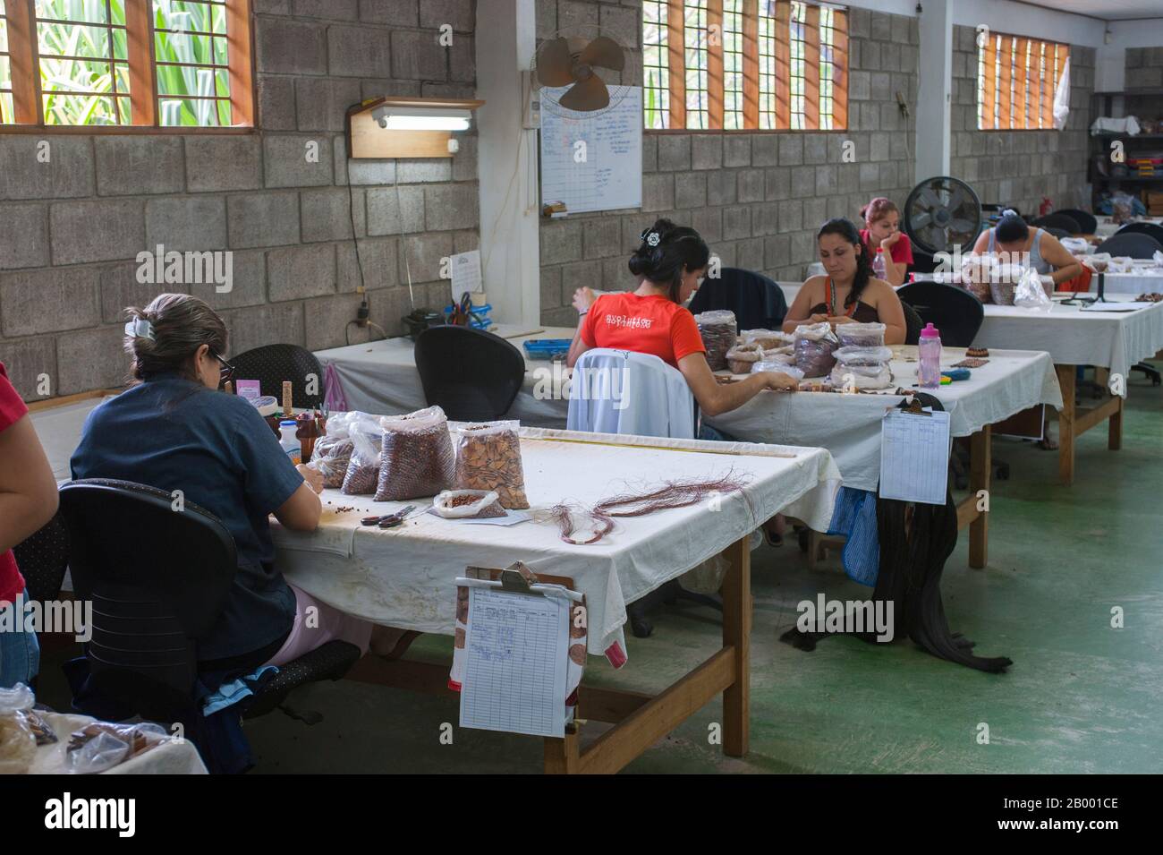 I lavoratori che producono souvenir in legno presso la fabbrica di souvenir in legno Sr y Sra Ese a San Jose, la capitale della Costa Rica. Foto Stock