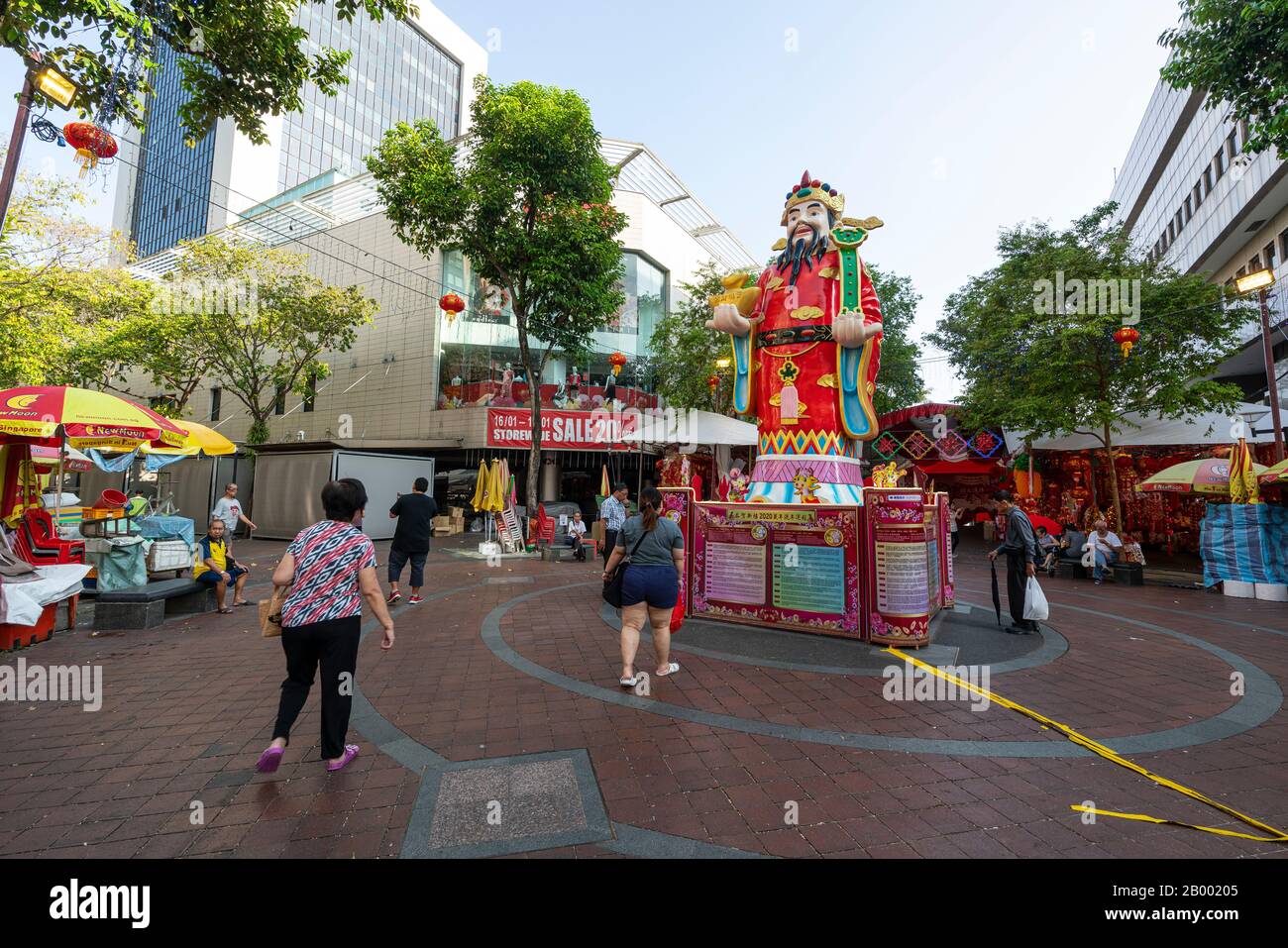 Singapore. Gennaio 2020. I grandi cartelloni con l'oroscopo cinese per il nuovo anno nelle strade di Chinatown Foto Stock