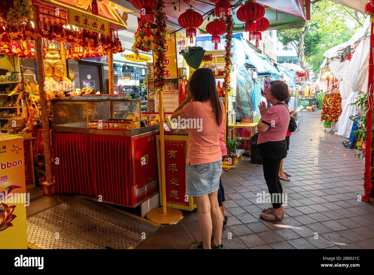 Singapore. Gennaio 2020. Alcune persone pregano davanti alle sante statue di divinità nel mercato di Chinatown Street Foto Stock