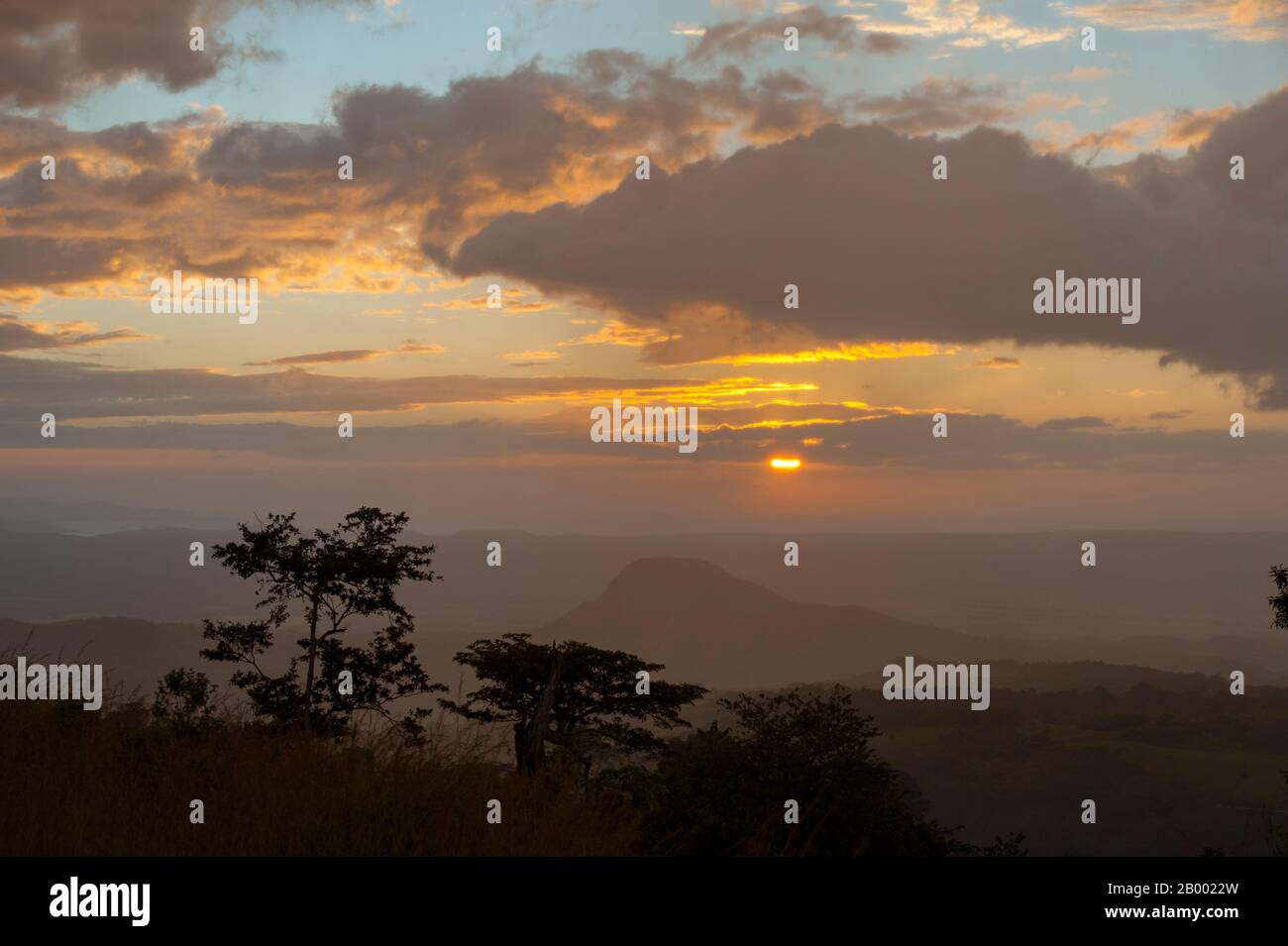 Un tramonto dal Bueno Vista Lodge nella zona di Rincón de la Vieja nel nord-ovest della Costa Rica. Foto Stock