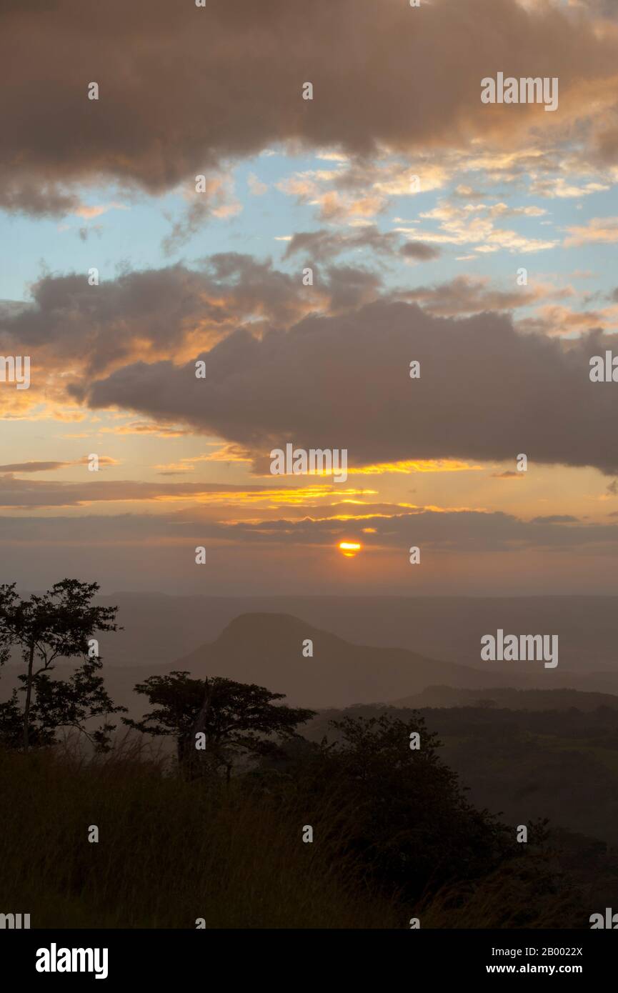 Un tramonto dal Bueno Vista Lodge nella zona di Rincón de la Vieja nel nord-ovest della Costa Rica. Foto Stock