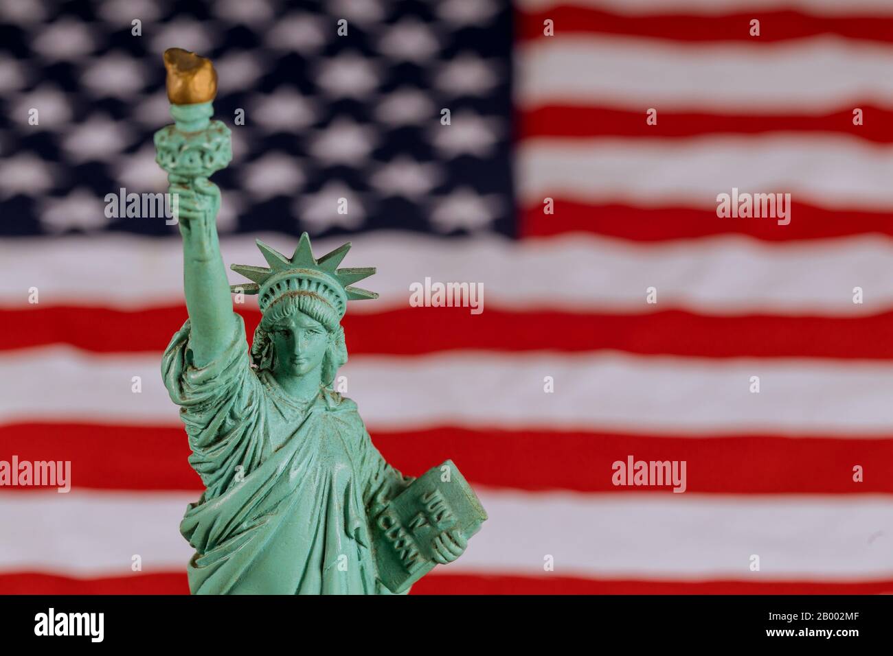 Liberty statue in primo piano di grunge bandiera americana NEW YORK, NY USA Foto Stock