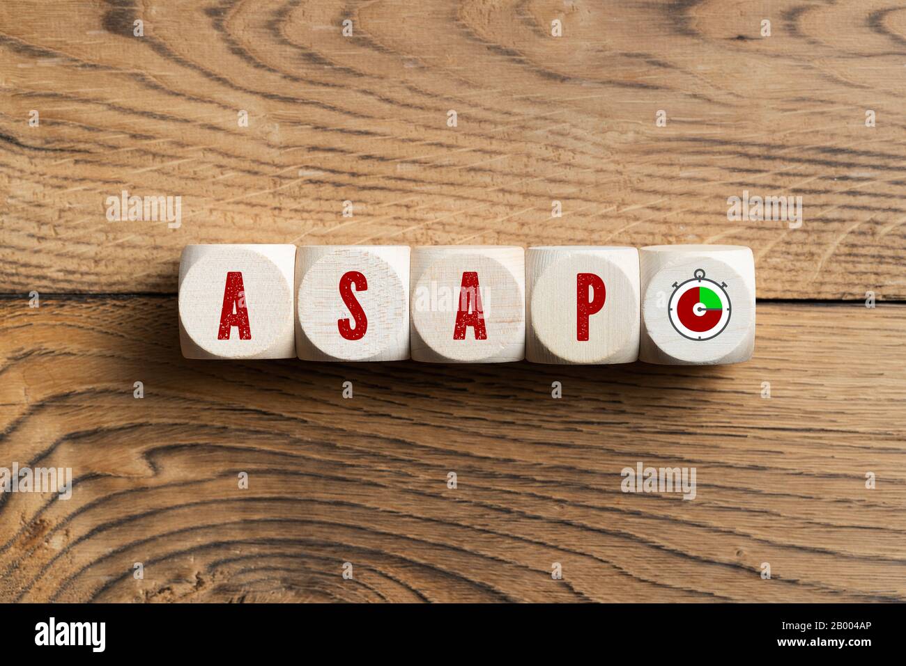 Cubi con acronimo ASAP su sfondo di legno Foto Stock