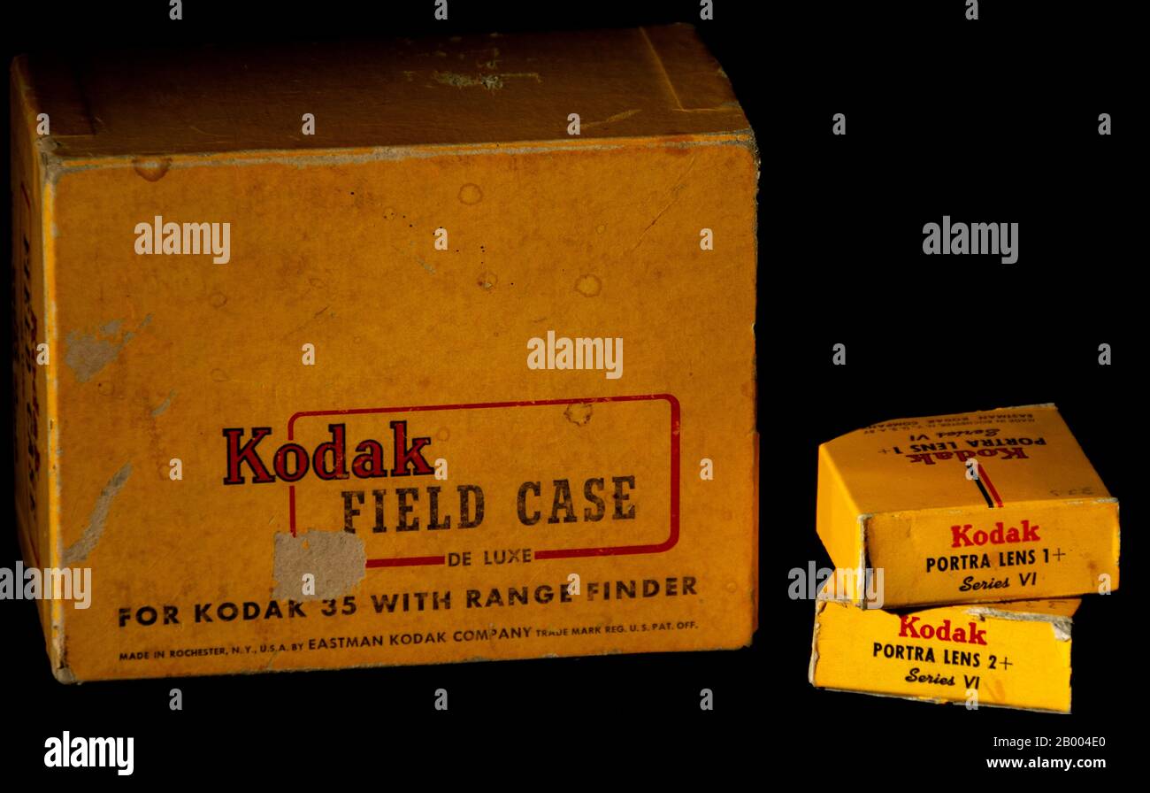 Custodia Da Campo vintage Kodak e Cassette per lenti Portra in condizione d'uso. Editoriale illustrativo delle vecchie scatole Kodak 20th secolo, con illuminazione a tasti bassi. Foto Stock
