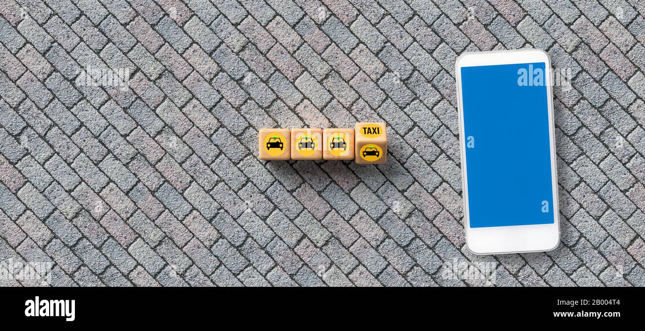 Smartphone e cubi con simbolo auto e SMS TAXI su sfondo di pietra Foto Stock