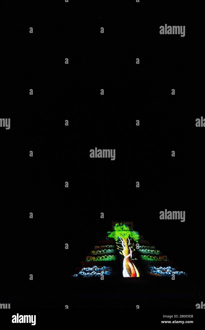 El Castillo o il Tempio di Kukulkan (Kukulcan) a Chichen Itza, Yucatan, Messico, durante lo spettacolo di luci di notte Foto Stock