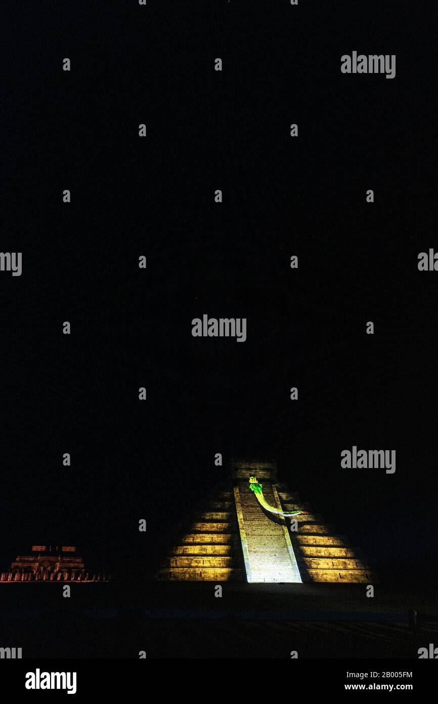 El Castillo o il Tempio di Kukulkan (Kukulcan) a Chichen Itza, Yucatan, Messico, durante lo spettacolo di luci di notte Foto Stock