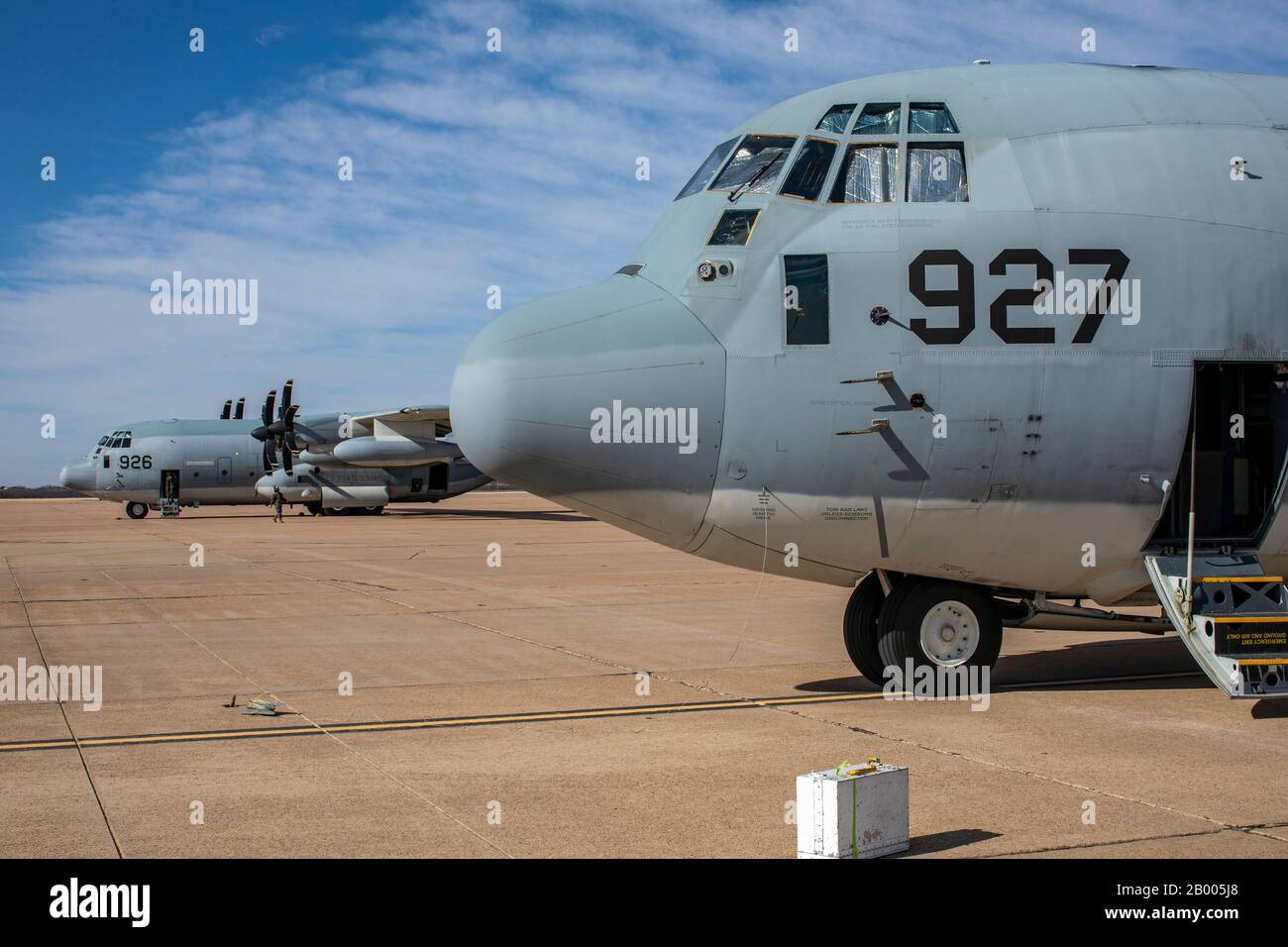 U.S. Marines con Marine Aerial Refueler Transport Squadron 152 (VMGR-152) effettua ispezioni giornaliere su KC-130J Super Hercules durante DYESS Horizon 2020 presso la base dell'aeronautica Dyess di Abilene, Texas, il 13 gennaio 2020. Dyess Horizon è un'opportunità di formazione per eseguire esercizi di consegna aerea, volo tattico a basso livello, reazione alle minacce e voli di divisione utilizzando risorse e strutture di formazione uniche per gli Stati Uniti. Questa formazione garantisce i massimi livelli di prontezza e la capacità di rispondere in un momento all’avviso di qualsiasi minaccia, crisi o disastro umanitario all’interno del Th Foto Stock