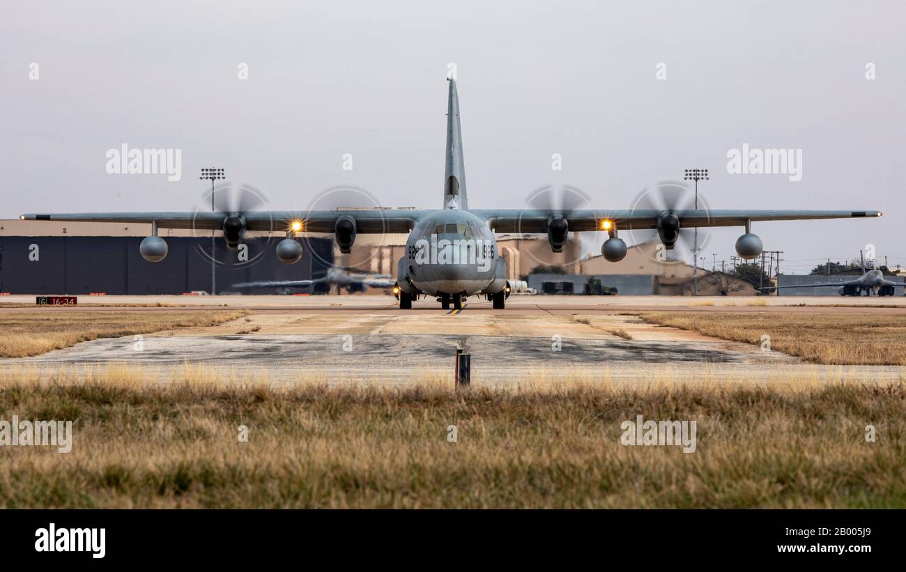 U.S. Marines with Marine Aerial Refueler Transport Squadron 152 (VMGR-152) condurre una formazione iniziale per le zone di atterraggio in Assualt durante DYESS Horizon 2020 presso la base dell'aeronautica di Dyess a Abilene, Texas, il 15 gennaio 2020. Dyess Horizon è un'opportunità di formazione per eseguire esercizi di consegna aerea, volo tattico a basso livello, reazione alle minacce e voli di divisione utilizzando risorse e strutture di formazione uniche per gli Stati Uniti. Questa formazione garantisce i massimi livelli di prontezza e la capacità di rispondere in un momento all’avviso di qualsiasi minaccia, crisi o disastro umanitario all’interno del Foto Stock