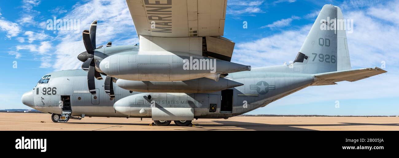 Un corpo marino statunitense KC-130J Super Hercules di Marine Aerial Refueler Transport Squadron 152 (VMGR-152) siede su una pista durante DYESS Horizon 2020 alla base dell'aeronautica di Dyess, Texas, il 13 gennaio 2020. Dyess Horizon è un'opportunità di formazione per eseguire esercizi di consegna aerea, volo tattico a basso livello, reazione alle minacce e voli di divisione utilizzando risorse e strutture di formazione uniche per gli Stati Uniti. Questa formazione garantisce i massimi livelli di prontezza e la capacità di rispondere in un momento all’avviso di qualsiasi minaccia, crisi o disastro umanitario all’interno dell’Indo-Pacific r Foto Stock