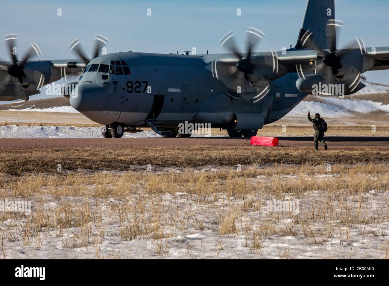 U.S. Marines con Marine Aerial Refueler Transport Squadron 152 (VMGR-152) conducono una formazione senza miglioramenti nella zona di atterraggio durante DYESS Horizon 2020 a Camp Guernsey, Wyoming, il 15 gennaio 2020. Dyess Horizon è un'opportunità di formazione per eseguire esercizi di consegna aerea, volo tattico a basso livello, reazione alle minacce e voli di divisione utilizzando risorse e strutture di formazione uniche per gli Stati Uniti. Questa formazione garantisce i massimi livelli di prontezza e la capacità di rispondere in un momento all’avviso di qualsiasi minaccia, crisi o disastro umanitario all’interno della regione indo-pacifica. (STATI UNITI Foto Stock