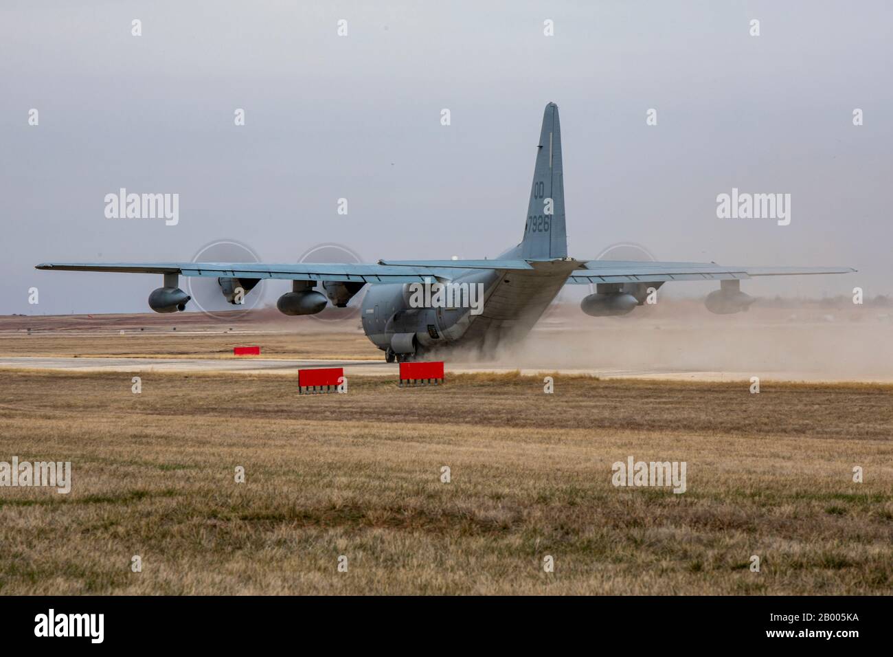 U.S. Marines with Marine Aerial Refueler Transport Squadron 152 (VMGR-152) condurre una formazione iniziale per le zone di atterraggio in Assualt durante DYESS Horizon 2020 presso la base dell'aeronautica di Dyess a Abilene, Texas, il 15 gennaio 2020. Dyess Horizon è un'opportunità di formazione per eseguire esercizi di consegna aerea, volo tattico a basso livello, reazione alle minacce e voli di divisione utilizzando risorse e strutture di formazione uniche per gli Stati Uniti. Questa formazione garantisce i massimi livelli di prontezza e la capacità di rispondere in un momento all’avviso di qualsiasi minaccia, crisi o disastro umanitario all’interno del Foto Stock