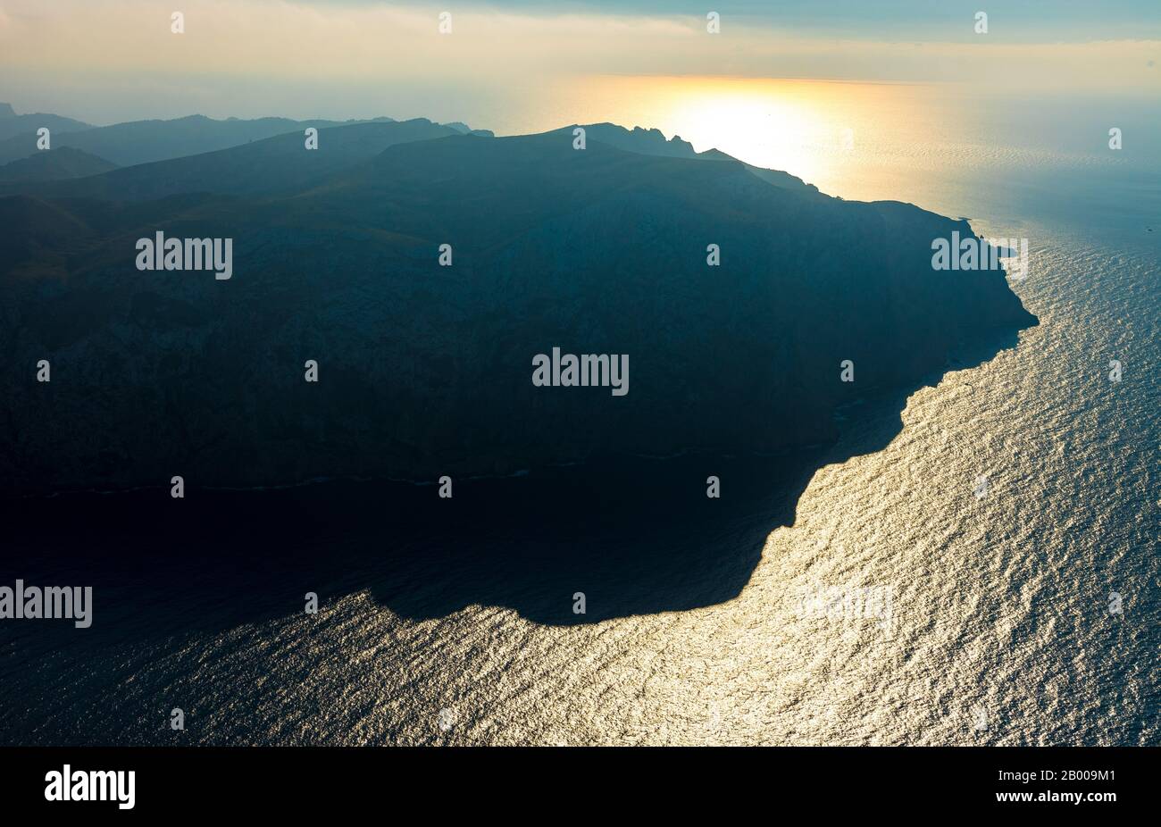 Foto aerea, paesaggio costiero retroilluminato a Sant Elm, Andratx, Europa, Isole Baleari, Spagna, ES, Espana, vista distante, retroilluminato, costa, terre costiere Foto Stock