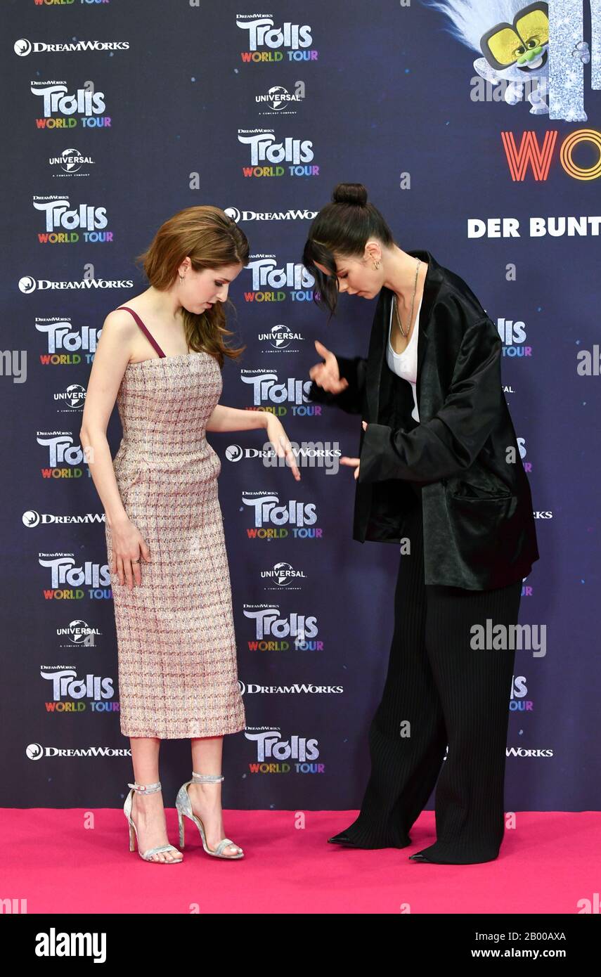 Berlino, Germania. 17th Feb, 2020. L'attrice Anna Kendrick (l) e cantante Lena Meyer-Landrut alla sessione fotografica per il film 'Trolls World Tour' presso l'Hotel Waldorf Astoria. Credito: Jens Kalaene/Dpa-Zentralbild/Dpa/Alamy Live News Foto Stock