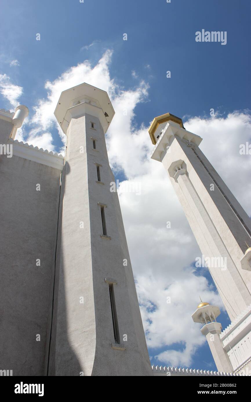 Minareti di marmo della Moschea di Omar Ali Saaifuddin Foto Stock