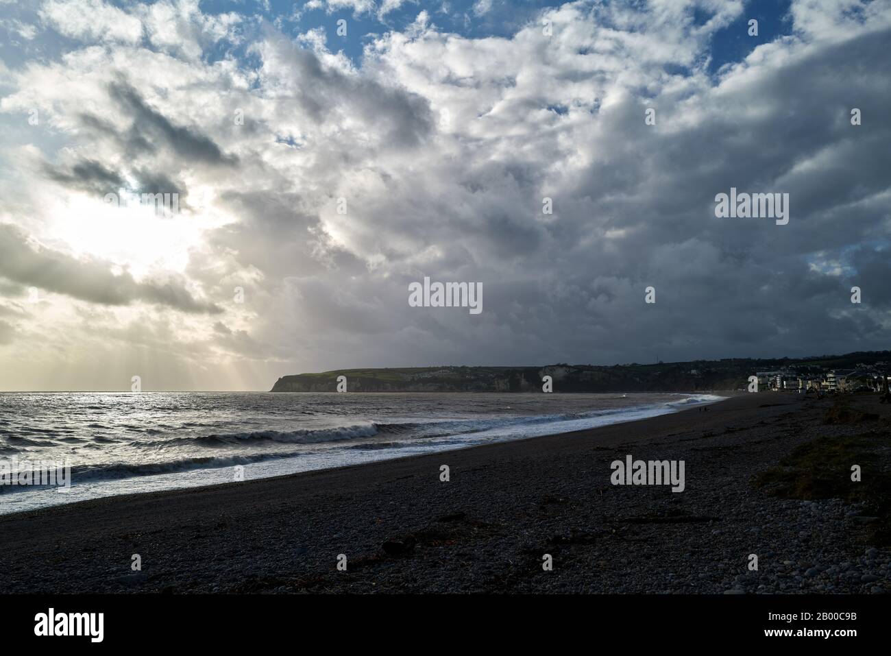 Coda di tempesta Ciara sulla costa del canale inglese a Seaton, Devon, Inghilterra. Foto Stock