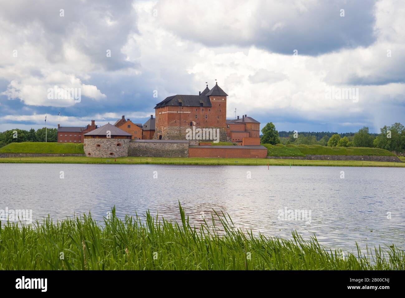 Vista dell'antica fortezza di Hameenlinna in un giorno di giugno nuvoloso. Finlandia Foto Stock