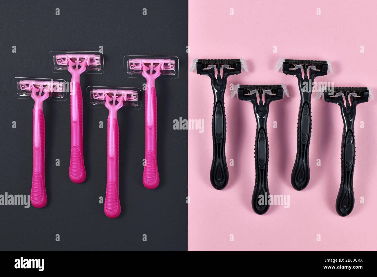Il concetto di tasse rosa di genere e stereotipi per i prodotti commercializzati verso le donne per essere più costosi di quelli commercializzati per gli uomini che mostrano raz rosa e nero Foto Stock
