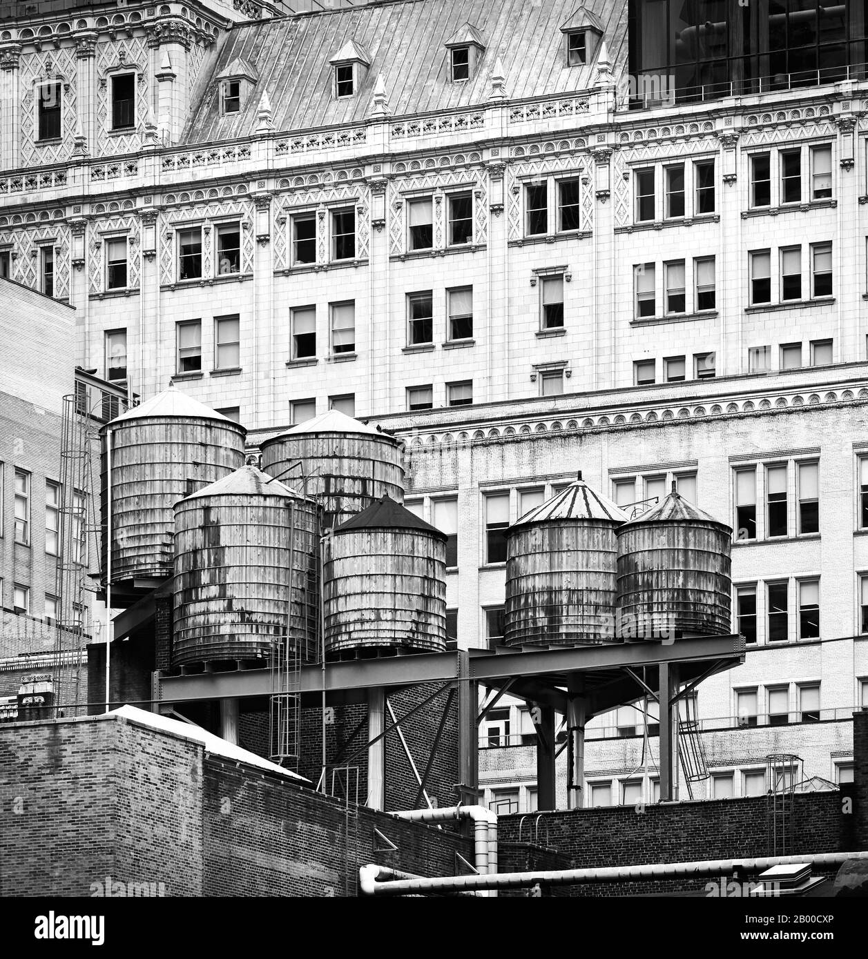 Foto in bianco e nero dei serbatoi d'acqua a New York, Stati Uniti. Foto Stock