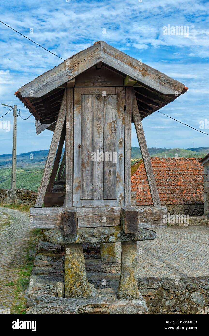 Espiguero tradizionale, Granaio nel centro del villaggio, Paredes do Rio, Parco Nazionale di Peneda Geres, Minho, Portogallo Foto Stock