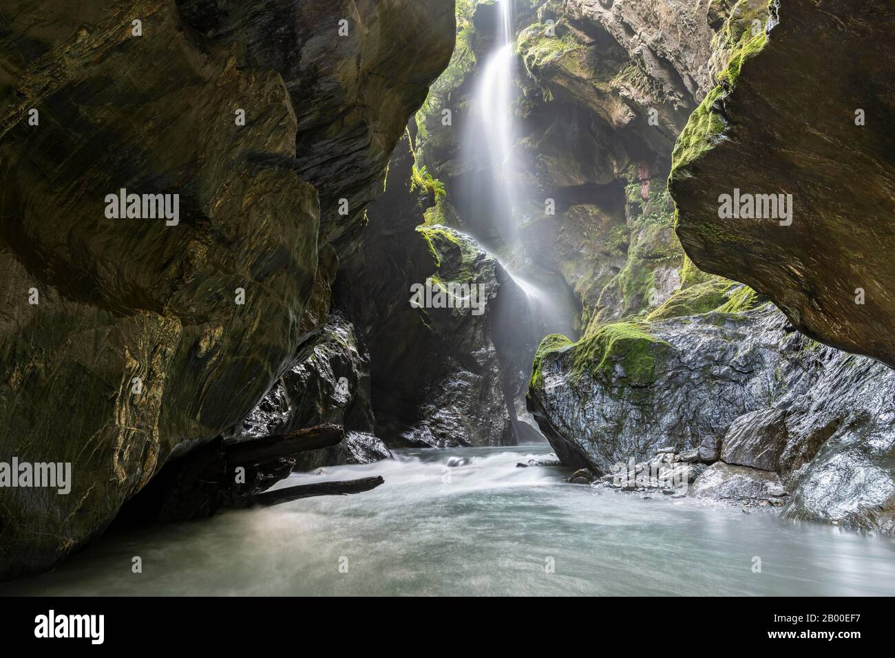 Stretta Gola Con Cascata, Wilson Creek, Haast Pass, West Coast, South Island, Nuova Zelanda Foto Stock