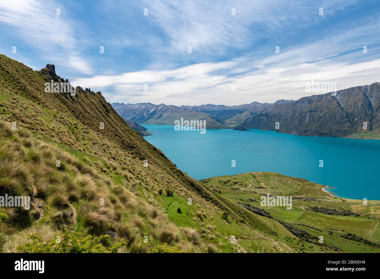 Lago Hawea e panorama di montagna, Istmo via picco, Otago, Isola del Sud, Nuova Zelanda Foto Stock