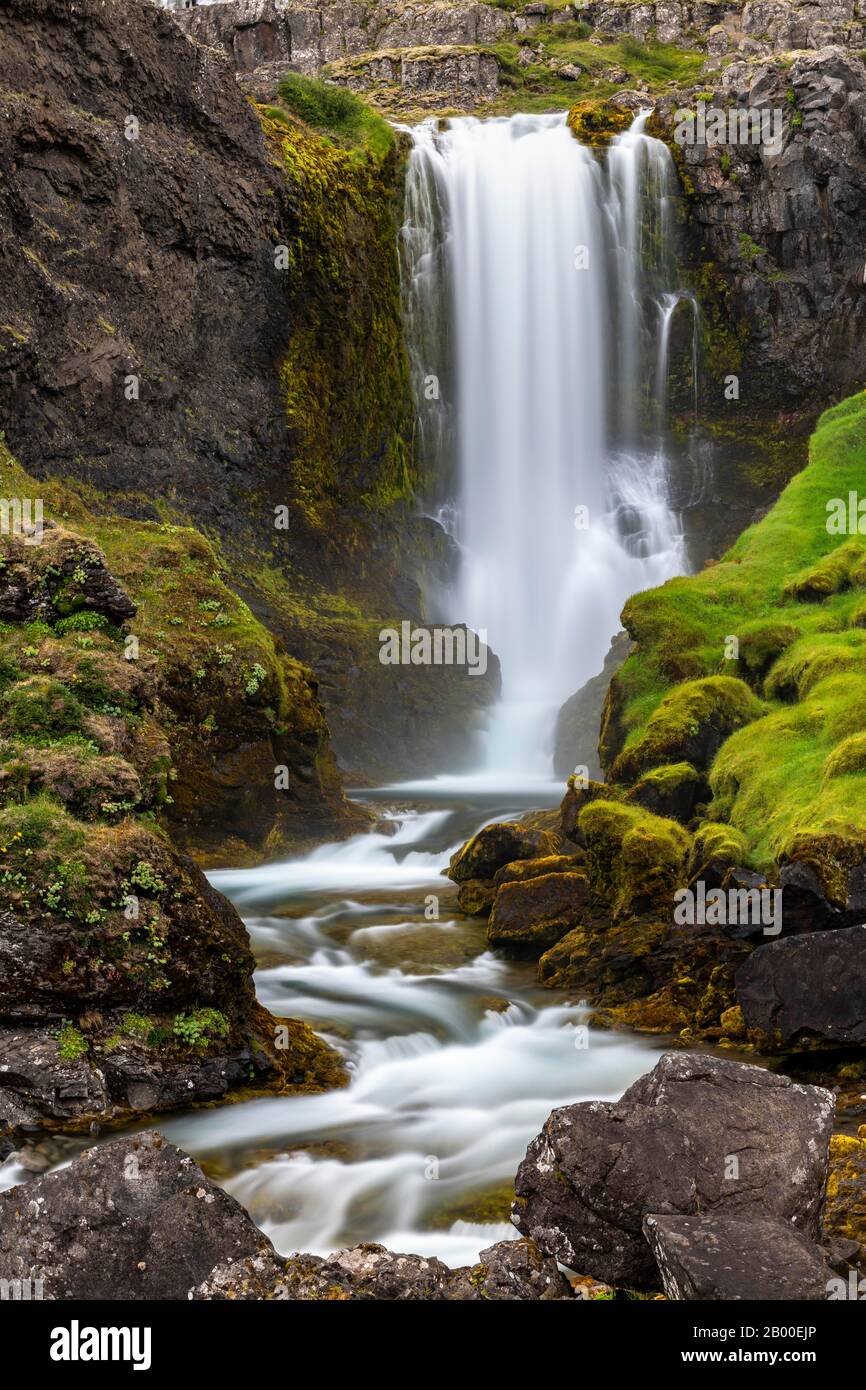 Cascata Stromgljufrafoss Vicino Dynjandi, Fiume Dynjandisa, West Fjords, Islanda Foto Stock