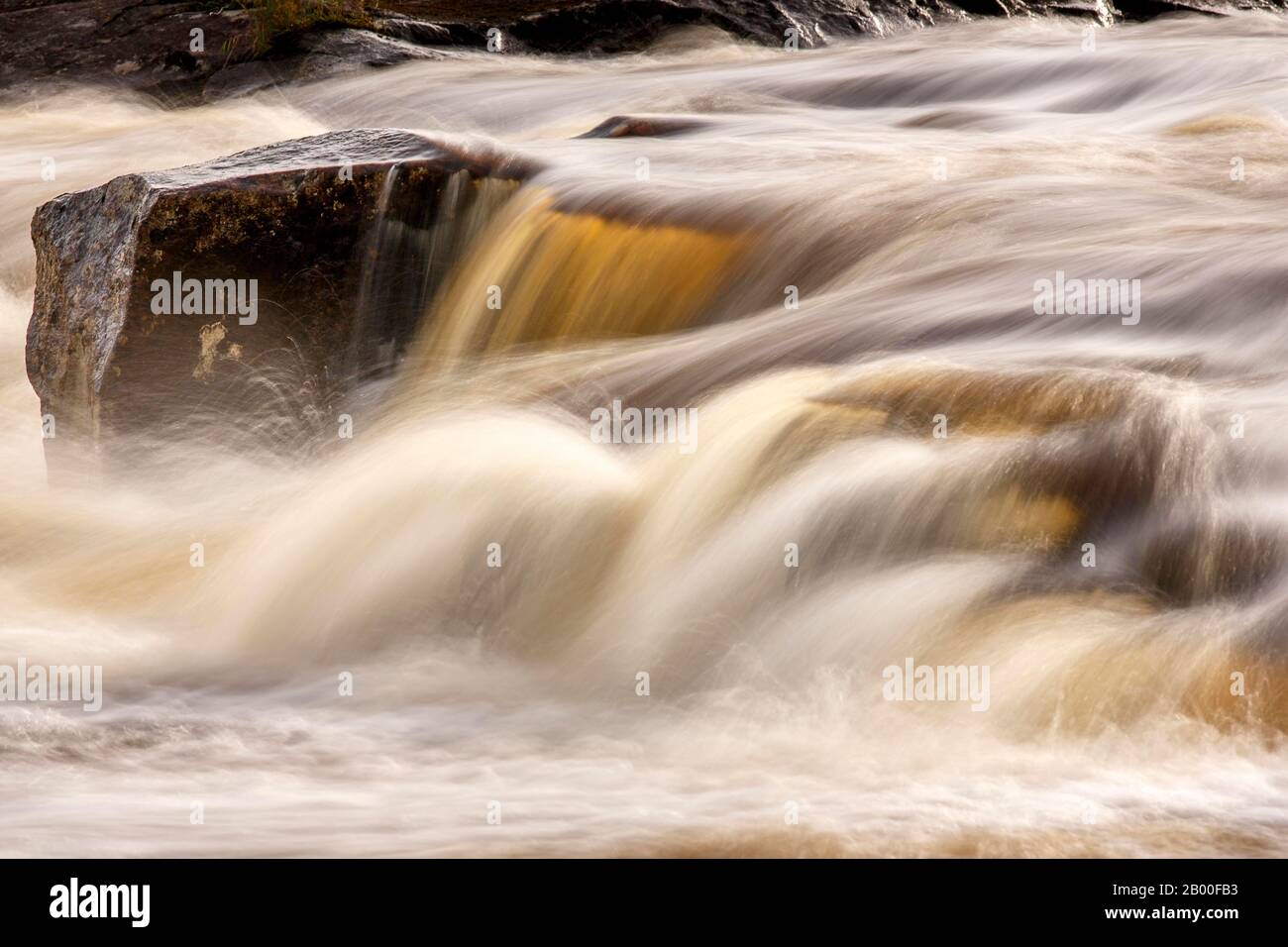 Corso di fiume, acqua che scorre veloce, Svezia Foto Stock