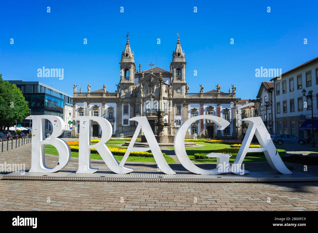 Carlos Amarante piazza con 18th secolo Sao Marcos Chiesa e ex ospedale convertito in un hotel, Braga, Minho, Portogallo Foto Stock