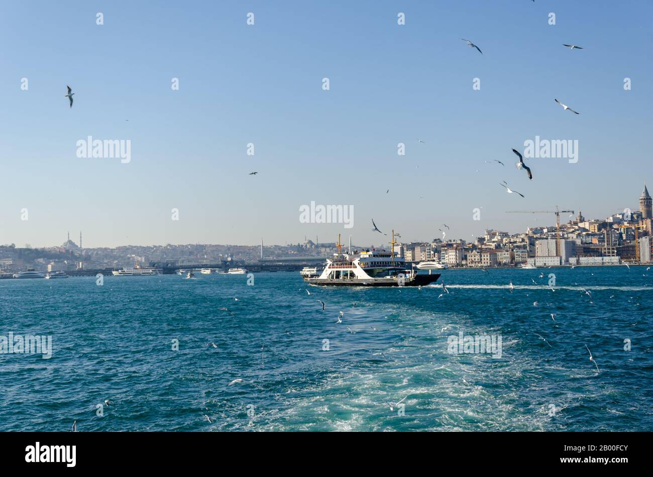 Istanbul, TURCHIA, 25 gennaio 2020: Skyline di Istanbul, Ponte Galata e Torre Galata dal traghetto per il Corno d'Oro Foto Stock