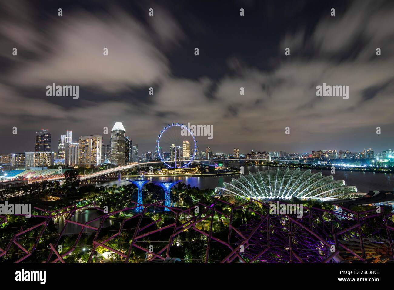 Skyline e Singapore Flyer di notte, Marina Bay, Downtown Core, Singapore Foto Stock