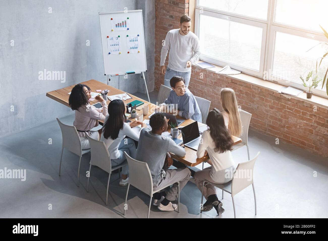 Team di affari creativi che ascolta il rapporto di marketing Foto Stock