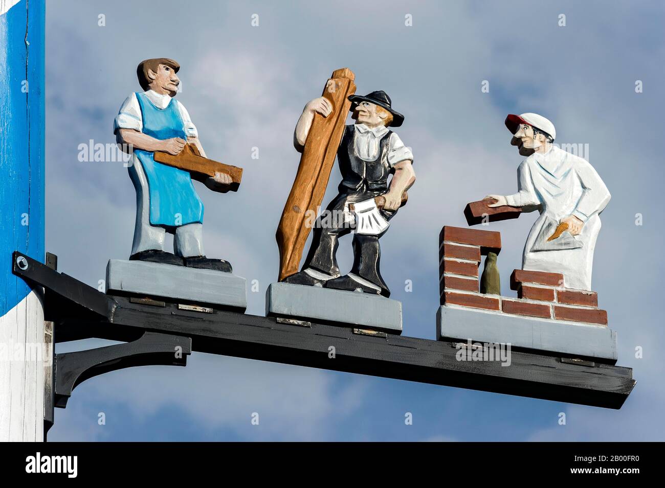 Segno di Guild sul maypole, rappresentazione simbolica del falegname, falegname e muratore delle professioni, l'Aia in alta Baviera, alta Baviera Foto Stock