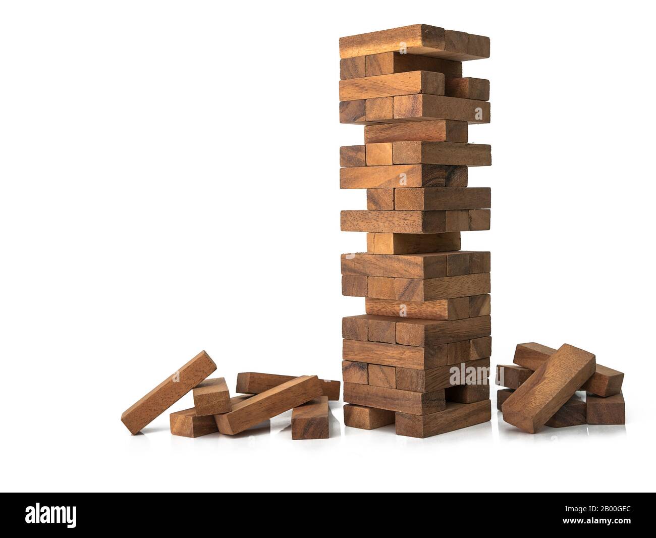blocchi legno jenga gioco isolato su sfondo bianco Foto Stock