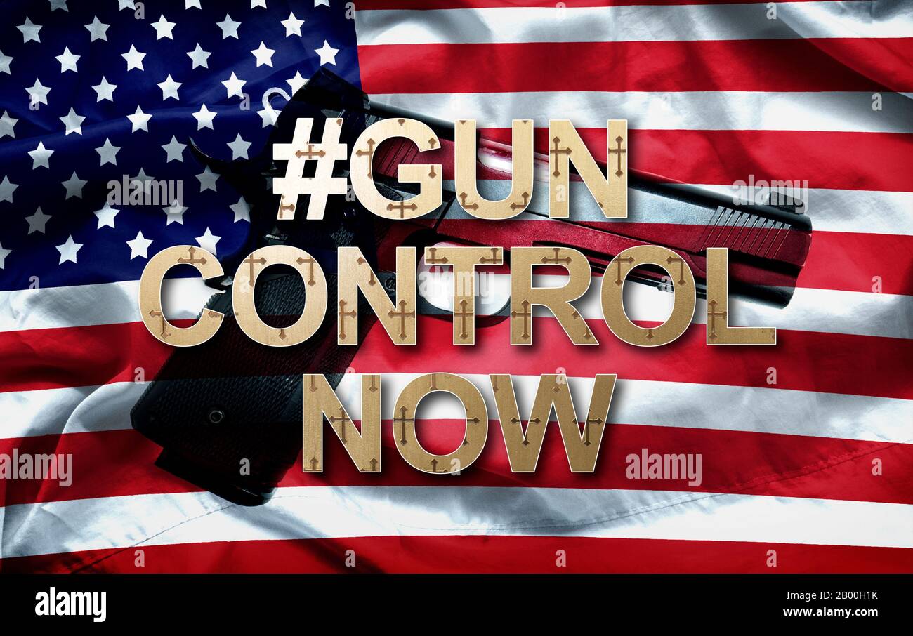 Hashtag controllo pistola ora slogan e la pistola su sfondo americano bandiera Foto Stock