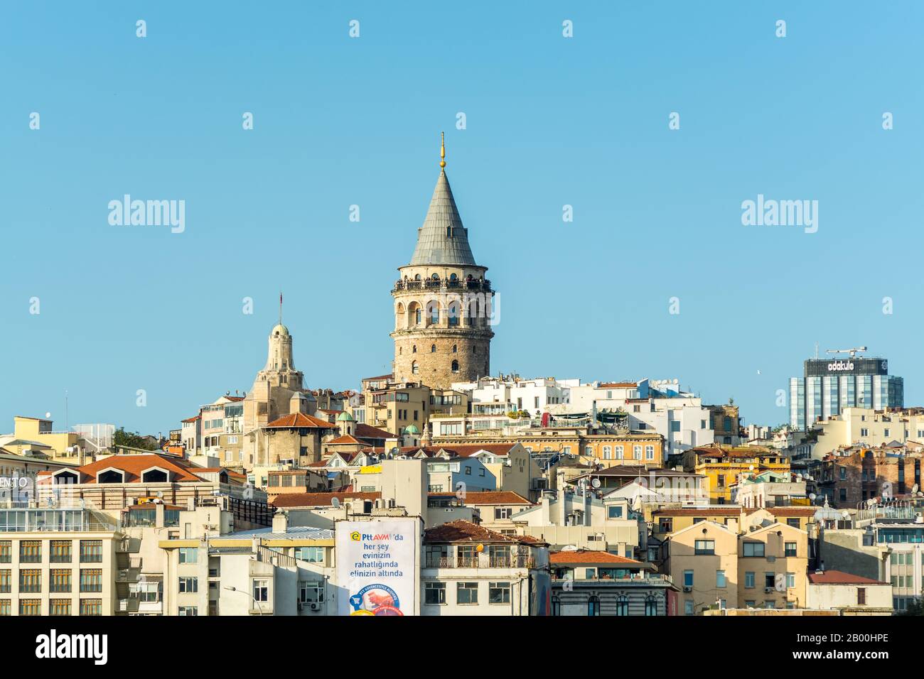 La Torre Galata, chiamata Christea Turris, una torre medievale in pietra e gli edifici nel quartiere Karakoy di Istanbul, Turchia, a nord dell'oro Foto Stock