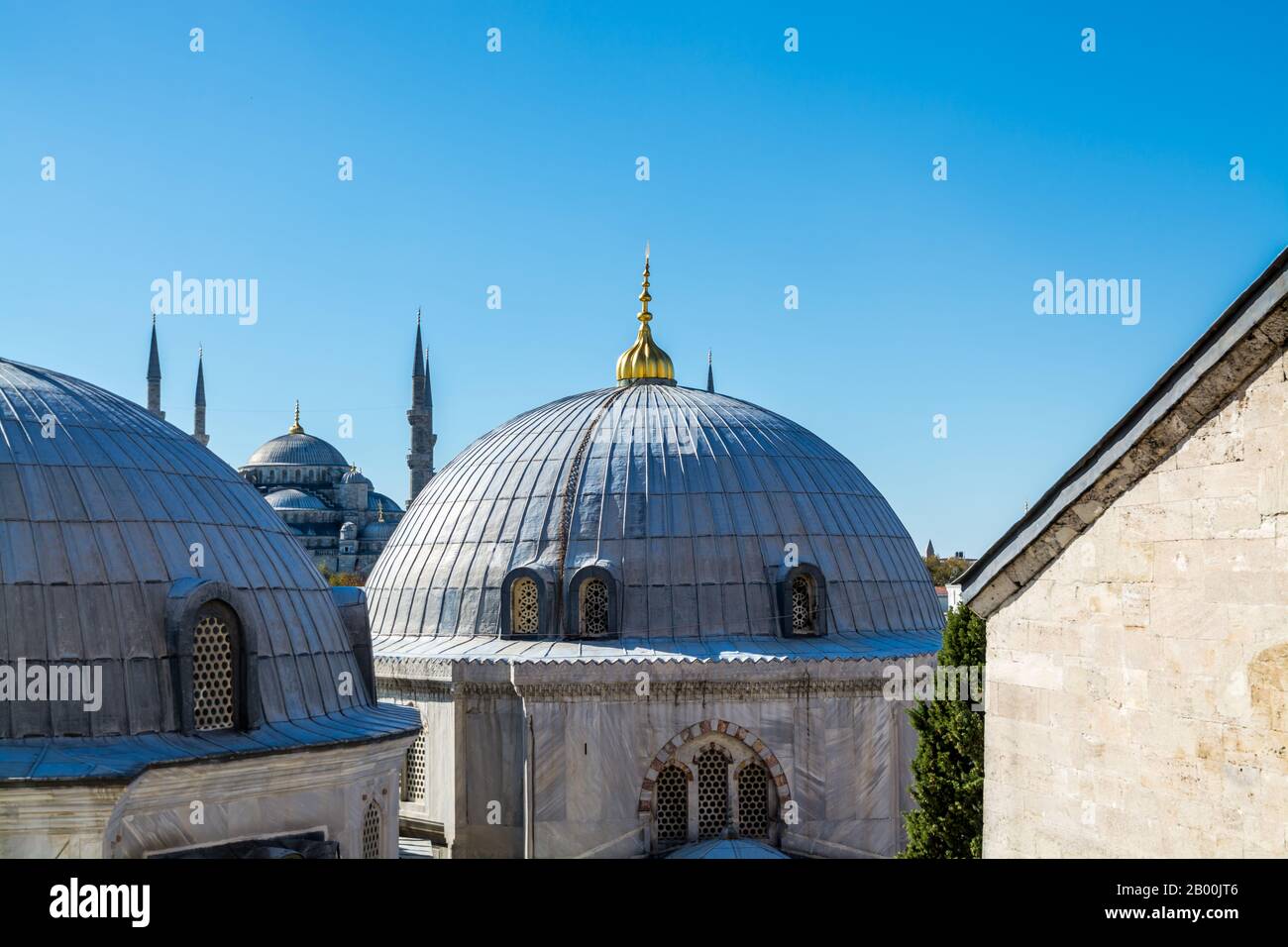 Cupole di complesso di Hagia Sophia, l'ex cattedrale patriarcale greco-ortodossa, più tardi una moschea imperiale ottomana e ora un museo A Ista Foto Stock