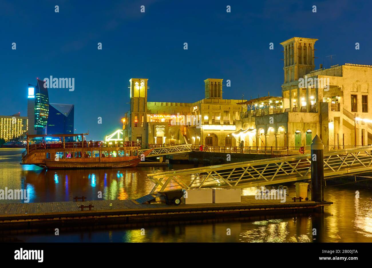 Waterfront al Seef distretto di Dubai di notte, Emirati Arabi Uniti Foto Stock