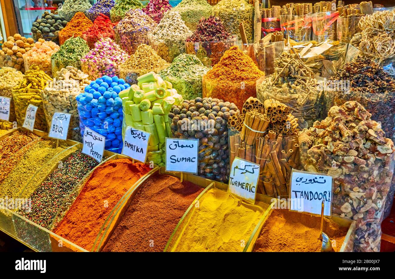 Diverse spezie ed erbe al mercato di Dubai, Emirati Arabi Uniti Foto Stock