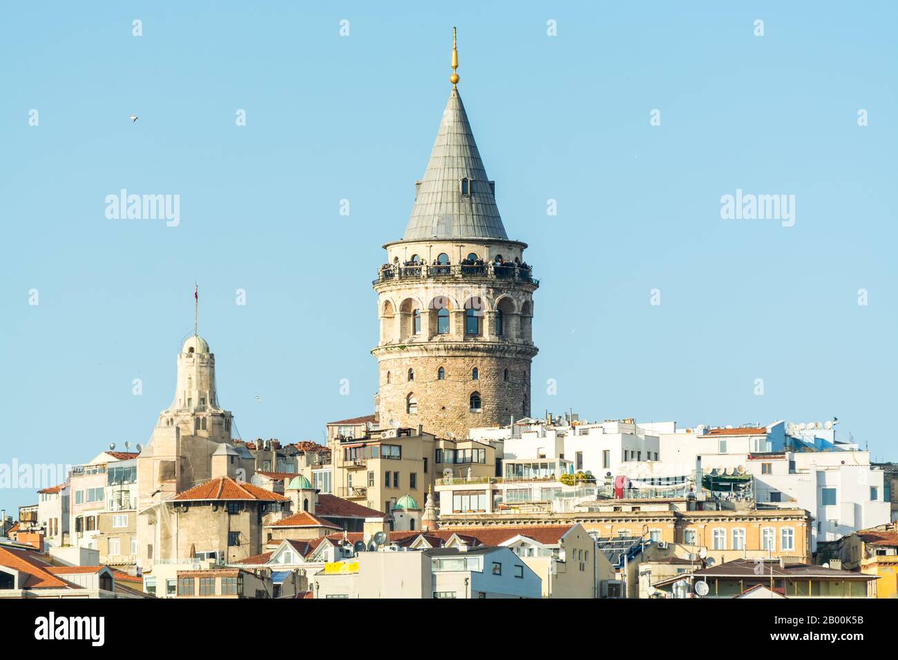 La Torre Galata, chiamata Christea Turris, una torre medievale in pietra e gli edifici nel quartiere Karakoy di Istanbul, Turchia, a nord dell'oro Foto Stock