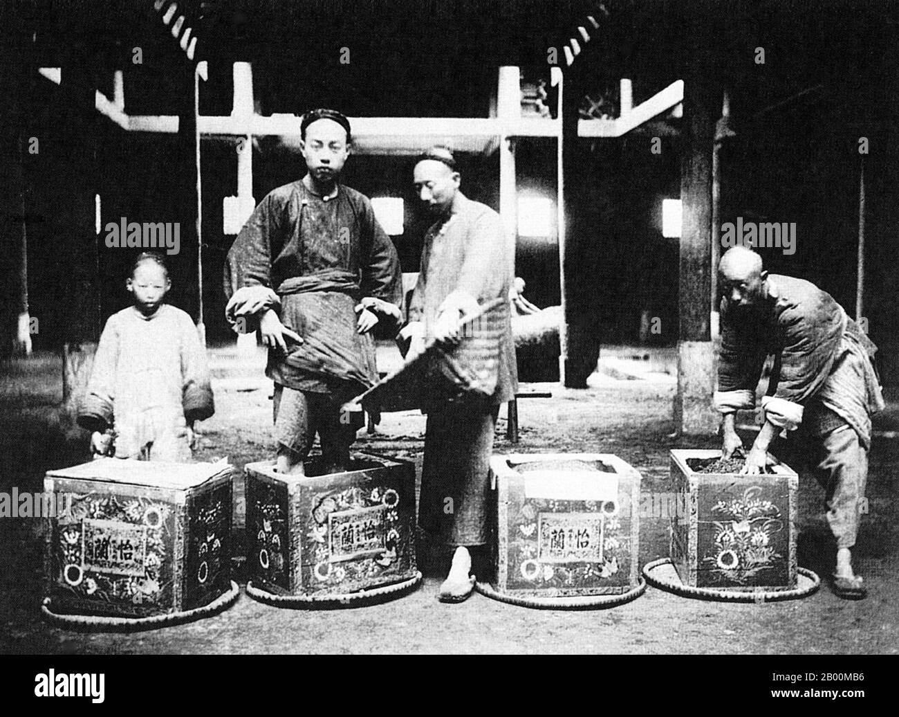 Cina: Lavoratori in una fabbrica di imballaggio del tè alla fine del 19 ° secolo Cina. La strada del Cavallo del tè (Cha ma Dao) era una rete di sentieri di mulattiere che si snodavano attraverso le montagne di Yunnan, Sichuan e Tibet nella Cina sudoccidentale. A volte è anche indicata come la Via della Seta Meridionale e l'Antica strada del tè e del cavallo. Da circa mille anni fa, l'antica Via del tè era un collegamento commerciale da Yunnan, una delle prime regioni produttrici di tè, all'India attraverso la Birmania, al Tibet e alla Cina centrale attraverso la provincia di Sichuan. Oltre al tè, le carovane di mule trasportavano sale. Foto Stock