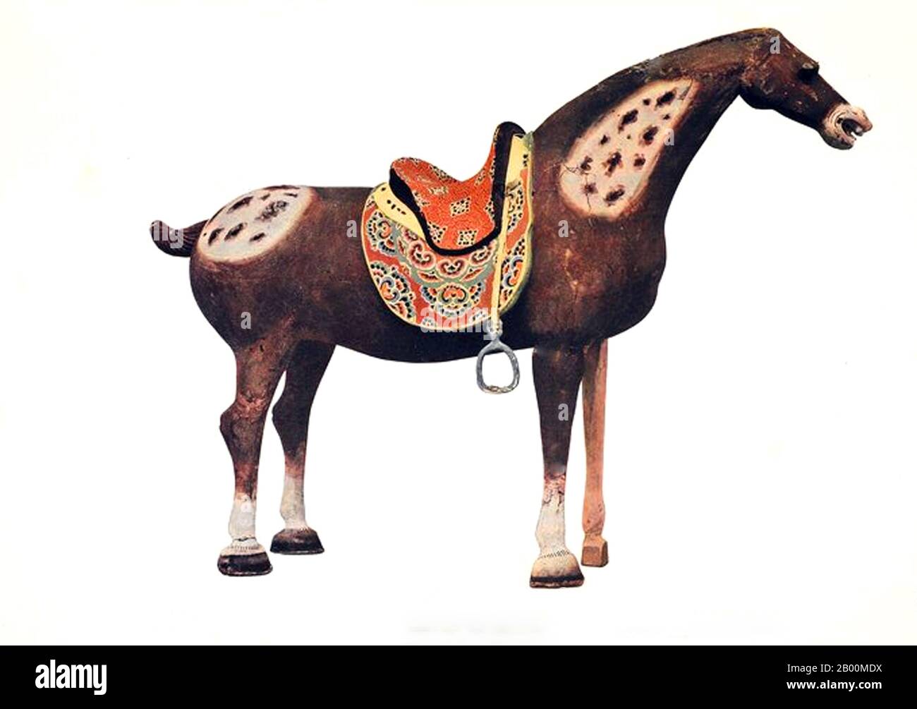 Cina: Modello in argilla di un cavallo con sella e staffe da Astana Cemetery, Turfan, Xinjiang. Le tombe di Astana sono una serie di tombe sotterranee situate a 6 km dall'antica città di Gaochang, e a 42 km da Turpan, a Xinjiang, Cina. Le tombe furono utilizzate dagli abitanti di Gaochang, sia comuni che locali, per circa 600 anni dal 200 al 800 d.C. Foto Stock