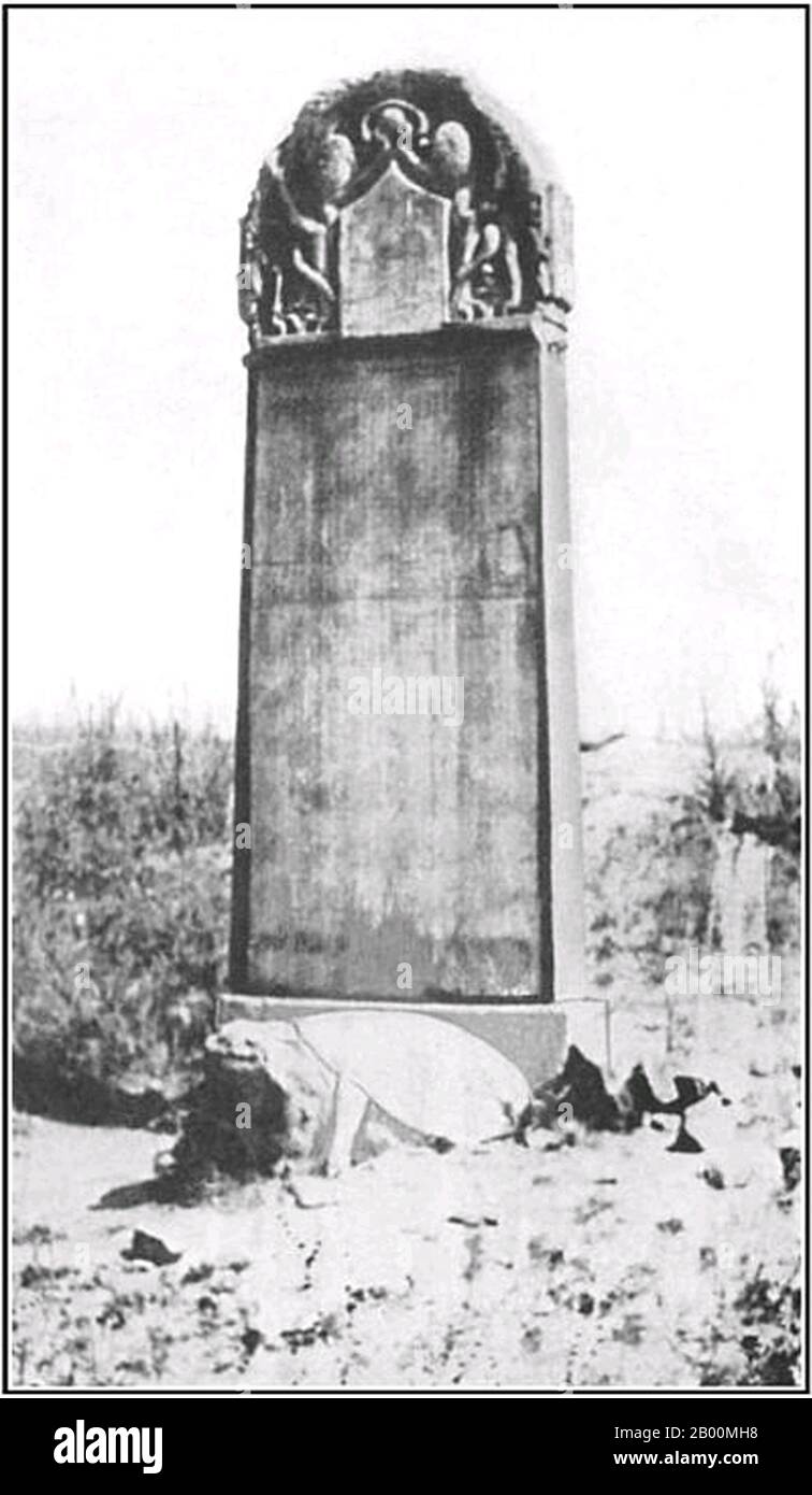 La stele nestoriana di Xi'an nel 1907, poco prima che fosse spostata da questa posizione all'aperto al Museo della Foresta di Stele (Beilin). La stele nestoriana (conosciuta anche come pietra nestoriana, monumento nestoriano o tavoletta nestoriana) è una stele cinese tang eretta nel 781 che documenta 150 anni di storia del cristianesimo primitivo in Cina. Si tratta di un blocco di pietra calcarea alto 279 cm con testo sia in cinese che siriaco, che descrive l'esistenza di comunità cristiane in diverse città del nord della Cina. Foto Stock