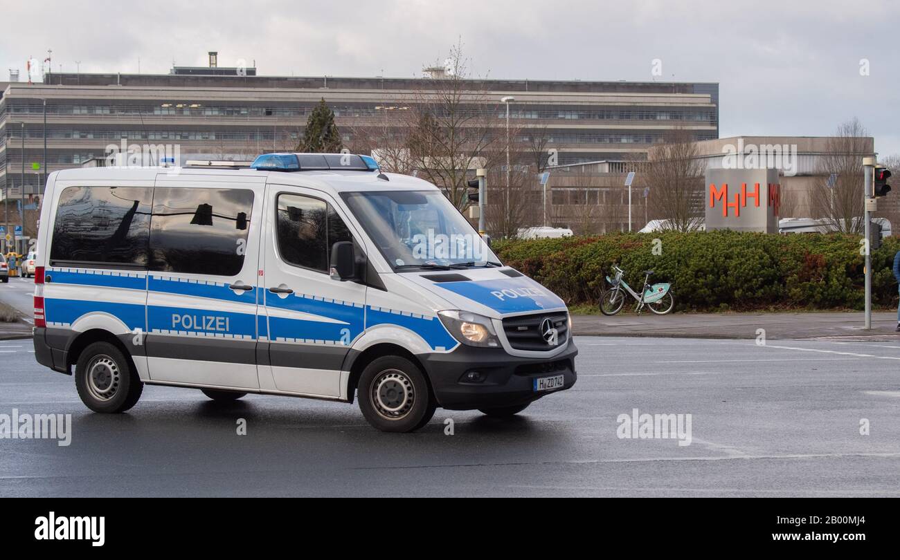 Hannover, Germania. 18th Feb, 2020. Un'auto di polizia sta guidando davanti alla Hannover Medical School (MHH). Al MHH, un membro del clan sospetto viene trattato per ferite da sparo; il paziente dall'estero è custodito dalla polizia per la sicurezza. Credit: Julian Stratenschulte/Dpa/Alamy Live News Foto Stock