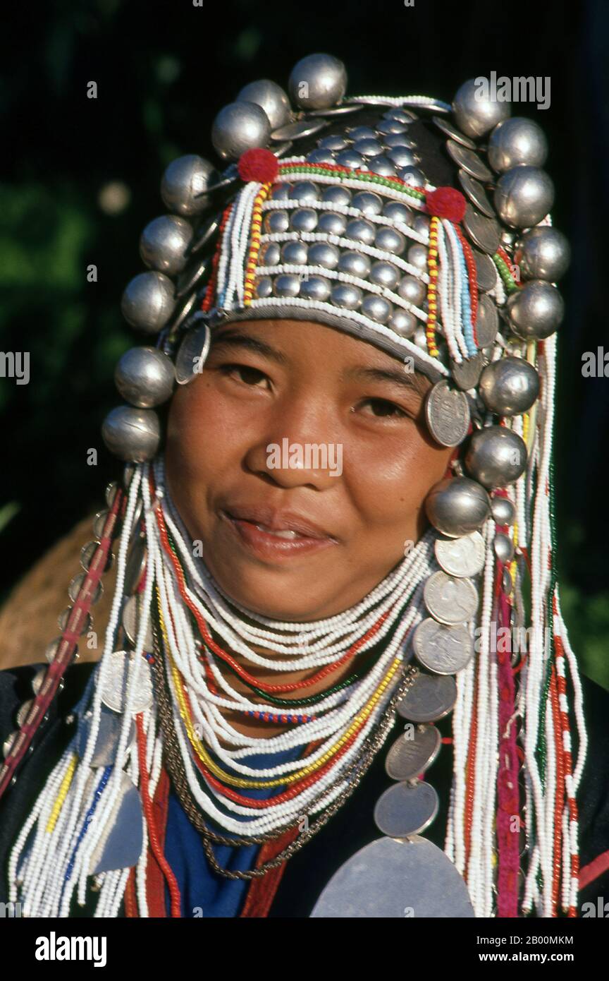 Thailandia: Donna Akha, mercato di Doi Mae Salong (Santikhiri) al mattino presto, provincia di Chiang Rai. Gli Akha sono una tribù collinare di contadini di sussistenza noti per la loro arte. Il gruppo etnico potrebbe essere originario della Mongolia circa 1500 anni fa. La maggior parte delle persone Akha rimanenti sono ora distribuite in piccoli villaggi tra le montagne della Cina, del Laos, del Myanmar (Birmania) e della Thailandia settentrionale, dove sono una delle sei principali tribù di colline. L'Akha ha ha iniziato ad arrivare in Thailandia all'inizio del ventesimo secolo e continua ad emigrare, con circa 80,000 che ora vivono nelle province settentrionali della Thailandia. Foto Stock
