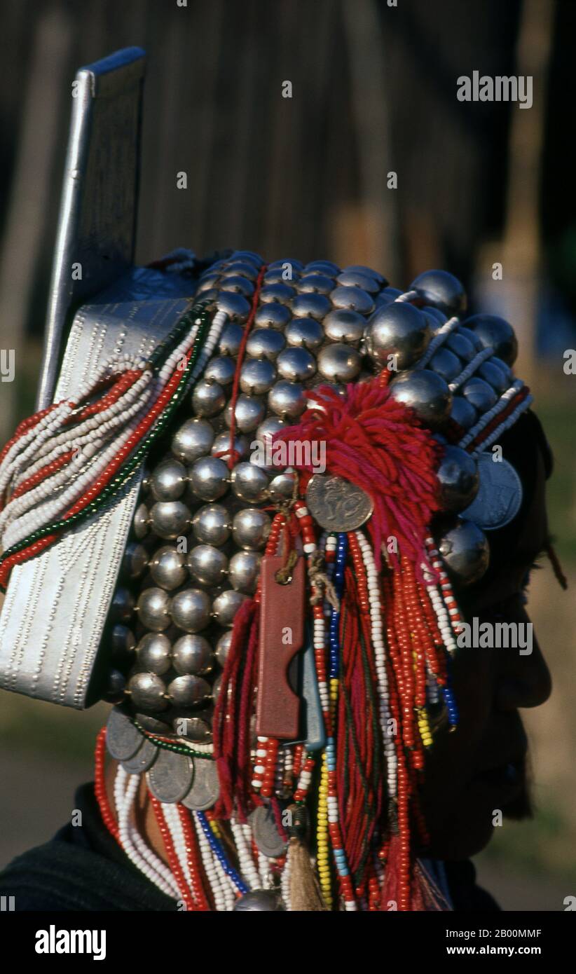 Thailandia: Profilo di una donna Akha con le bebeweled, Chiang Rai. Gli Akha sono una tribù collinare di contadini di sussistenza noti per la loro arte. Il gruppo etnico potrebbe essere originario della Mongolia circa 1500 anni fa. La maggior parte delle persone Akha rimanenti sono ora distribuite in piccoli villaggi tra le montagne della Cina, del Laos, del Myanmar (Birmania) e della Thailandia settentrionale, dove sono una delle sei principali tribù di colline. Gli Akha iniziarono ad arrivare in Thailandia all'inizio del ventesimo secolo e continuarono ad emigrare, con circa 80,000 abitanti nelle province settentrionali della Thailandia, Chiang Rai e Chiang mai. Foto Stock