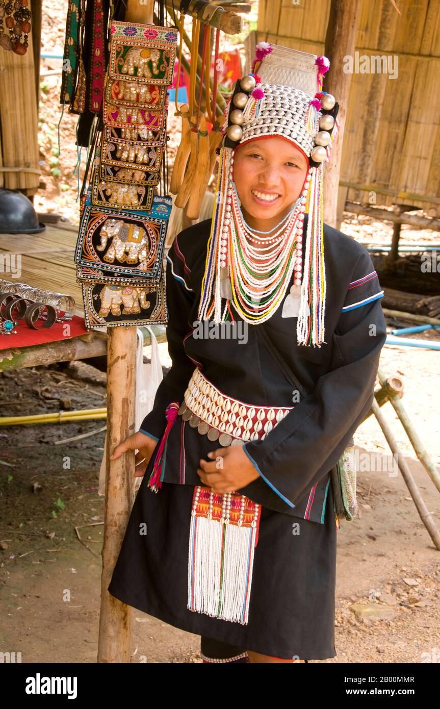 Thailandia: Akha donna che vende artigianato tradizionale in un villaggio  nel nord della Thailandia. Gli Akha sono una tribù collinare di contadini  di sussistenza noti per la loro arte. Il gruppo etnico