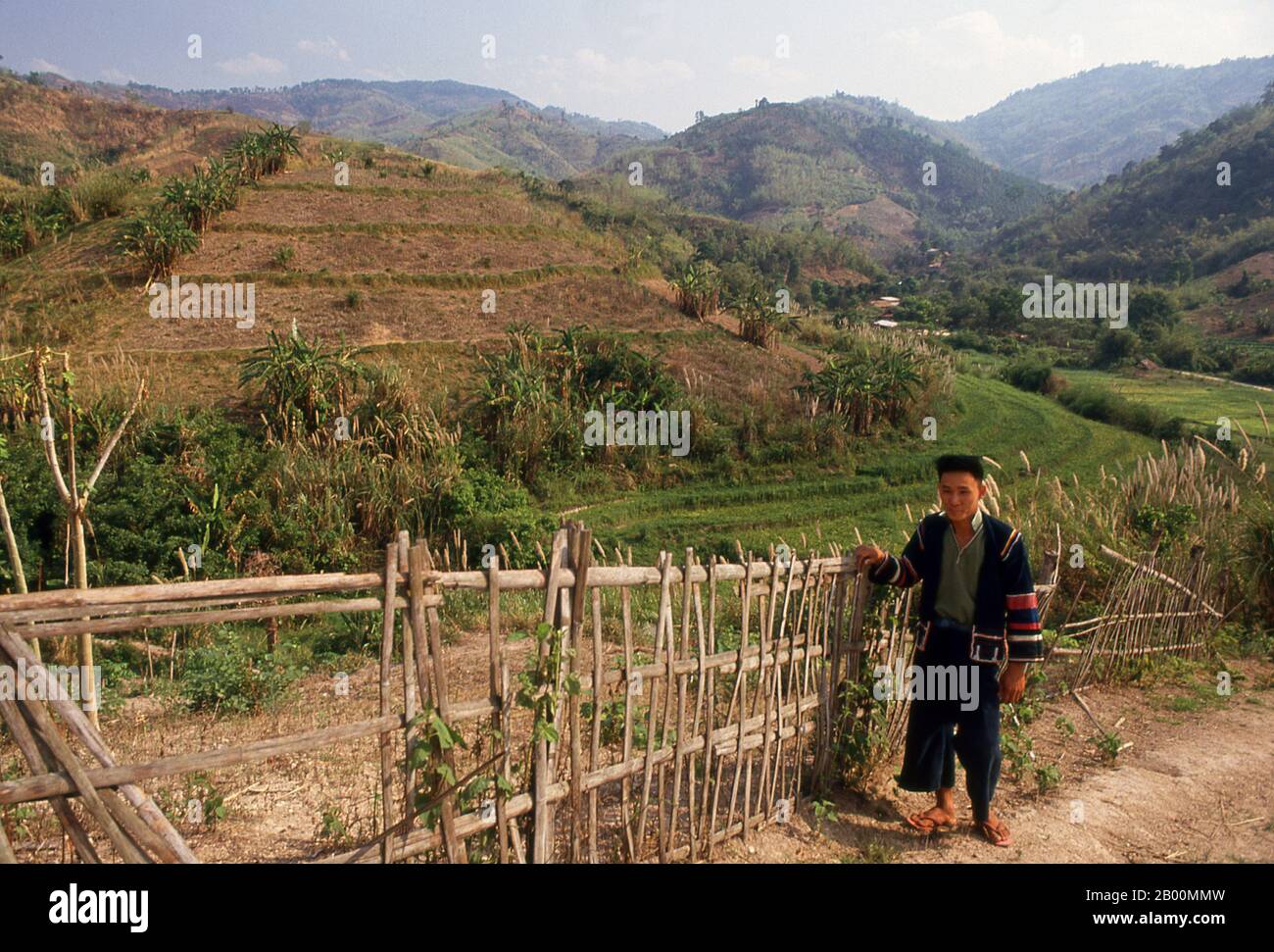 Thailandia: Lahu contadino, Chiang Rai. I Lahu (Ladhulsi o Kawzhawd; la Hủ) sono un gruppo etnico del Sud-est asiatico e della Cina. Sono uno dei 56 gruppi etnici ufficialmente riconosciuti dalla Repubblica popolare Cinese, dove circa 450,000 vivono nella provincia di Yunnan. Circa 150,000 vivono in Birmania. In Thailandia, Lahu è una delle sei principali tribù di colline; la loro popolazione è stimata intorno a 100,000. Il Tai spesso si riferisce a loro dall'esonimo 'Mussur' o cacciatore. Circa 10,000 vivono in Laos. Sono uno dei 54 gruppi etnici del Vietnam, dove circa 1,500 vivono nella provincia di Lai Chau. Foto Stock