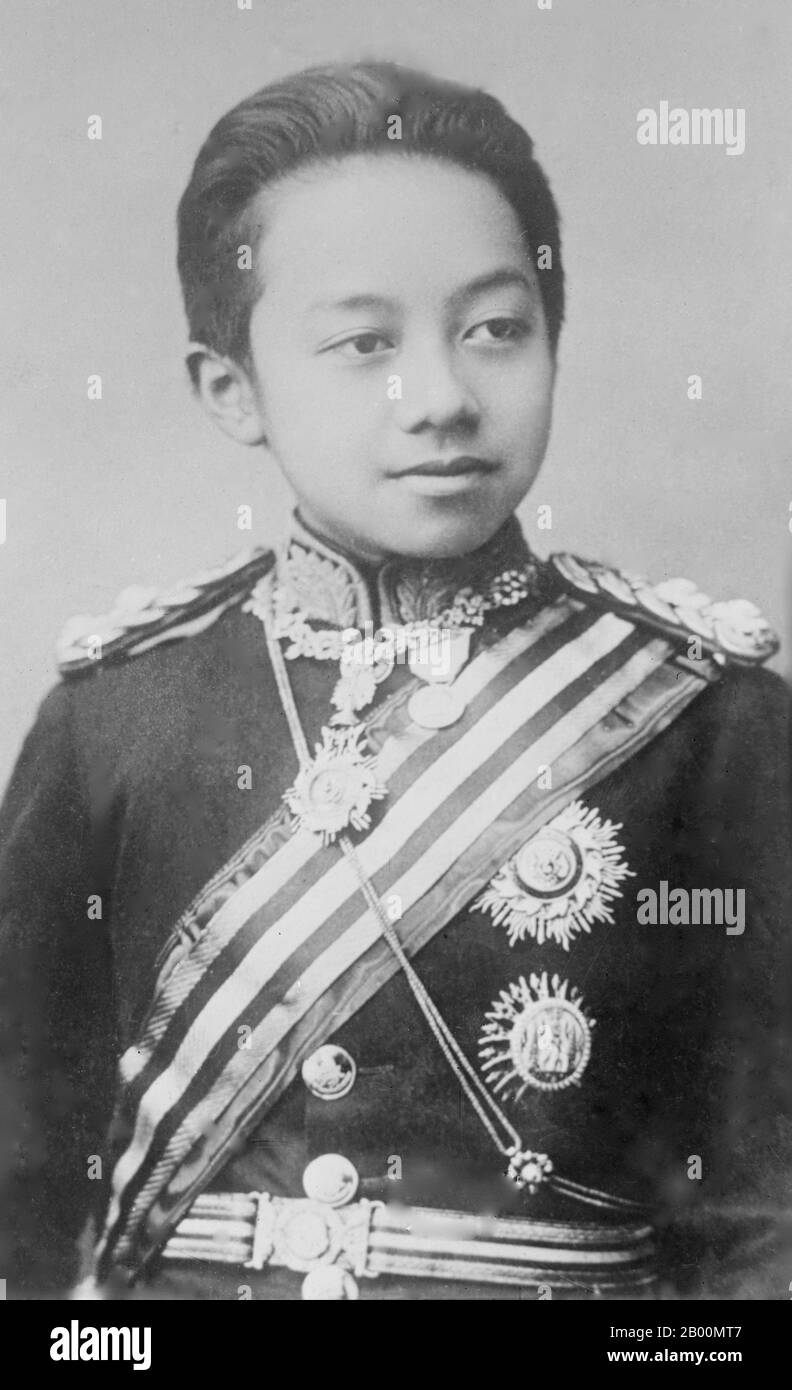 Thailandia: Re Prajadhipok o Rama VII (1925-35) come ragazzo. Phra Bat Somdet Phra Poramintharamaha Prajadhipok Phra Pok Klao Chao Yu Hua o Rama VII (8 novembre 1893-30 maggio 1941) è stato il settimo monarca del Siam sotto la Casa di Chakri. Fu l'ultimo monarca assoluto e il primo monarca costituzionale del paese. Il suo regno fu un periodo turbolento per il Siam a causa di enormi cambiamenti politici e sociali durante la Rivoluzione del 1932. Fu anche l'unico monarca siamese ad abdicare. Foto Stock